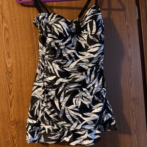 Beach Diva; Size 12; Black, White and Silver